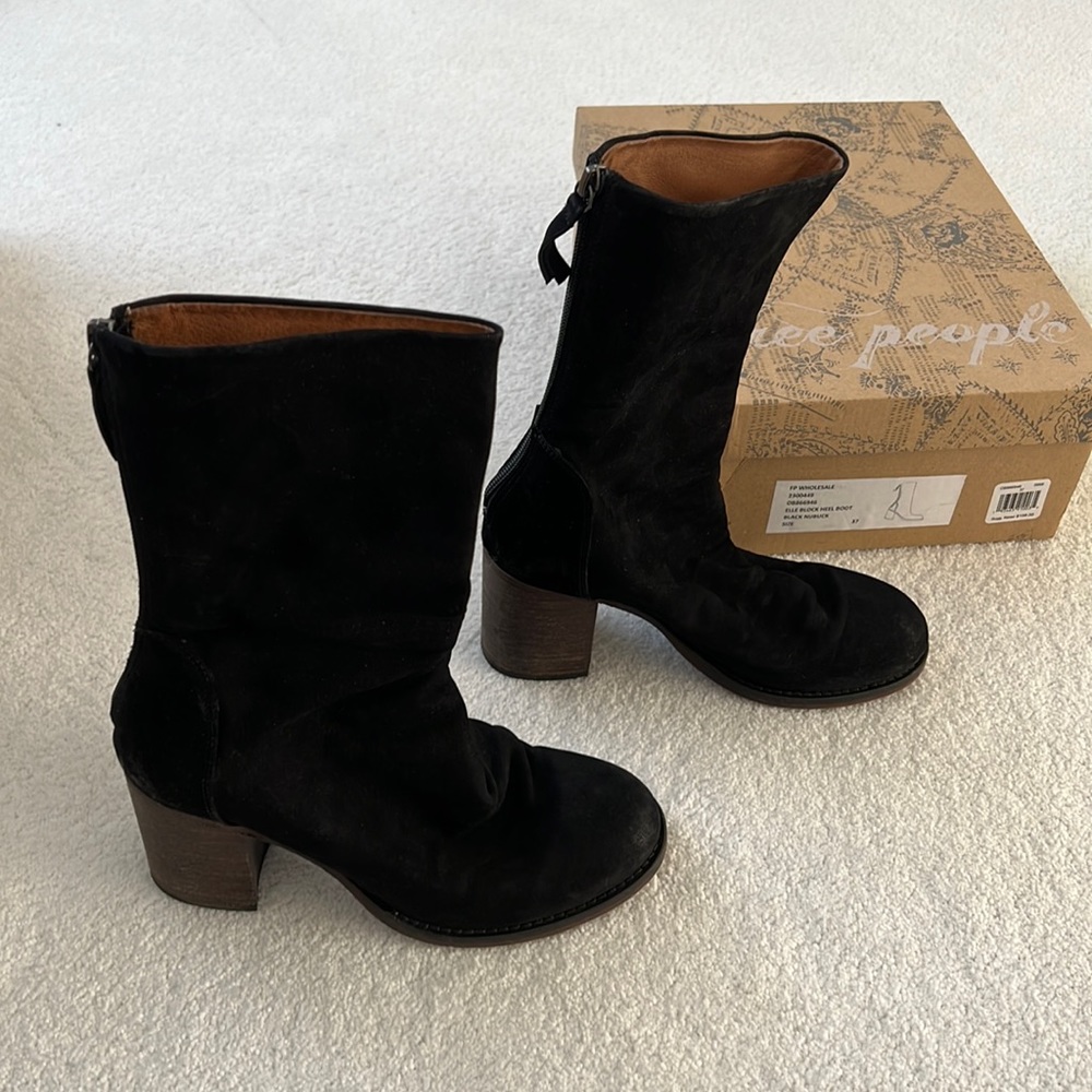 Free People Elle block heel booties. Black nubuck